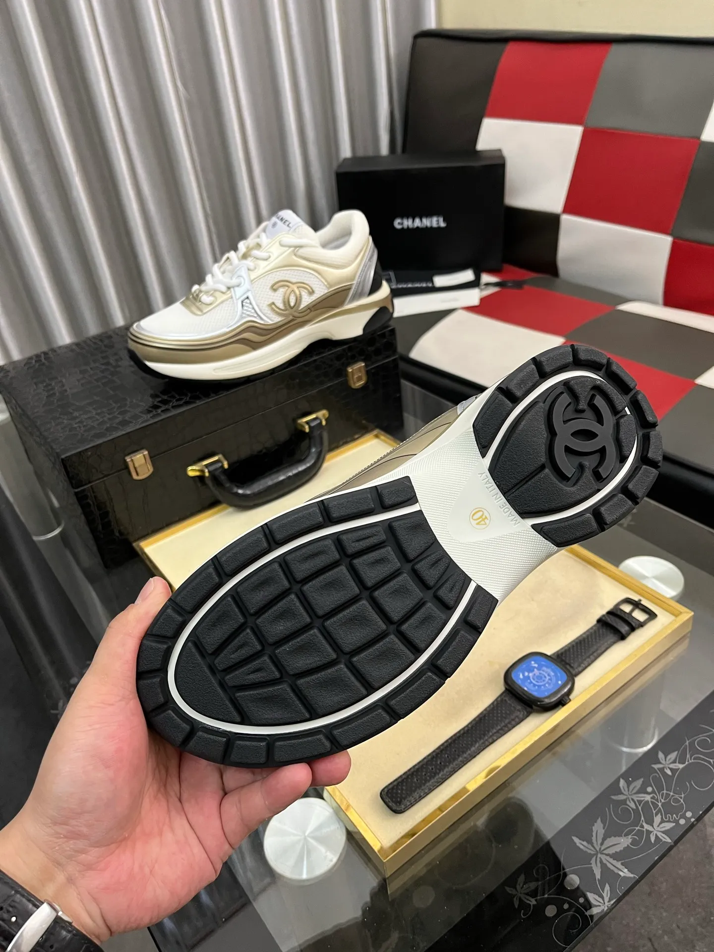 Men's shoes 💰: 620⌚️⌚️Chanel 2025C new diamond sneakers, ultra-light and comfortable casual shoes, black and white cowhide leather, versatile white shoes, you can't go wrong with the style, cow suede➕down cloth contrasting color combination, fresh and full of vitality, logo embossed on the side, very delicate on the foot, original customized material for the upper, original outsole Upper: Cow suede➕Down cloth/black and white full cowhide Lining: Sheepskin Sole: Open-molded TPU outsole Size: 35-44